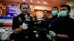Kepala Kantor Bea Cukai Tanjung Priok Fadjar Donny Tjahjadi memperlihatkan tas yang digunakan sebagai tempat penyimpanan sabu saat acara Konferensi Pers Operasi Bersama Bea Cukai-Polda Metro Jaya di Jakarta, Kamis (11/8). (Liputan6.com/Faizal Fanani)