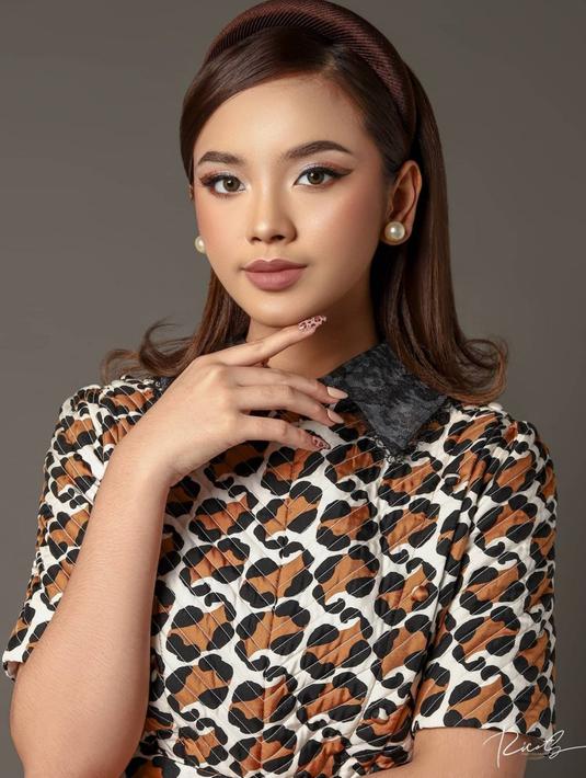 Di pemotretan bersama Rico Aprecelino ini, perempuan kelahiran 21 Juni 2003 ini juga nampak memikat hati. Dengan aksesoris yang minimalis serta dress coklat yang ia kenakan, seolah semakin menonjolkan kesan elegan dari pemotretan ini. (Liputan6.com/IG/rico.aprecelino)