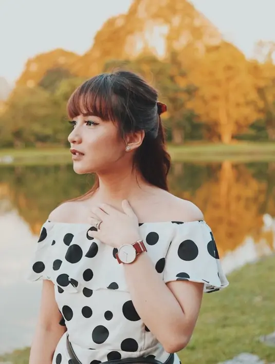 Walaupun hanya menggunakan baju gaya off shoulder dan tatanan rambut dengan poni ini, kecantikan Chelsea tetap terpancar.  (Liputan6.com/IG/@chelseaoliviaa)