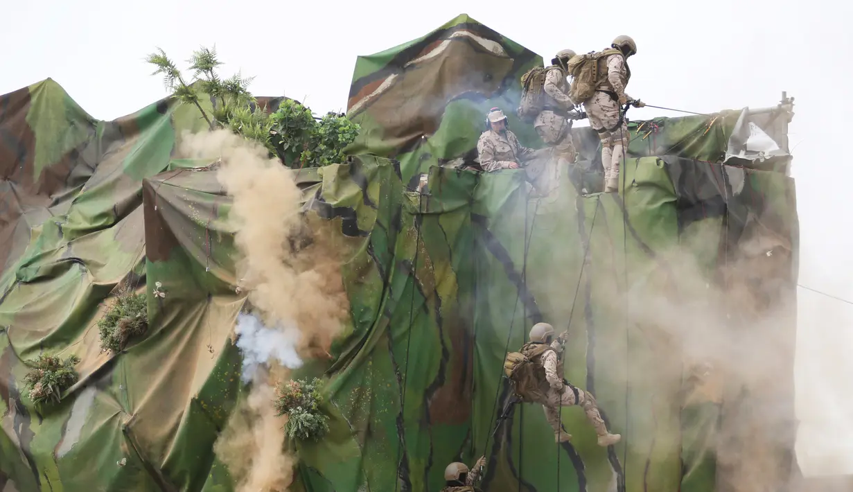 Tentara UEA melakukan atraksi saat Pameran Pertahanan Internasional (IDEX) di Abu Dhabi, Minggu (19/2). Menurut komite pelaksana acara, ekshibisi ini akan dikunjungi lebih dari 150 delegasi negara dan lebih dari 100 ribu pakar. (AP PHOTO/ Jon Gambrell)