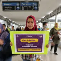 Komunitas pengguna KRL melakukan aksi simpatik cegah pelecehan seksual di Stasiun Tanah Abang, Jakarta, Jumat (9/2). Mereka mengajak pengguna KRL untuk mencegah pelecehan seksual di transportasi umum. (Liputan6.com/Fery Pradolo)