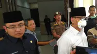 Gubernur Banten Wahidin Halim mengenakan masker saat lantik pejabat Pembro Banten. (Yandhi/Liputan6.com)