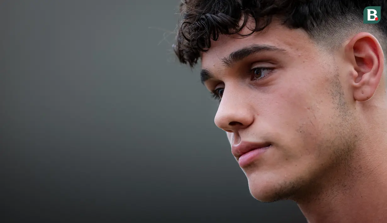 Pemain Timnas Spanyol U-17, Hector Fort memberikan keterangan saat latihan resmi menjelang laga perempat final Piala Dunia U-17 2023 melawan Timnas Jerman U-17 yang berlangsung di Stadion Madya, Senayan, Jakarta, Kamis (23/11/2023). (Bola.com/Bagaskara Lazuardi)