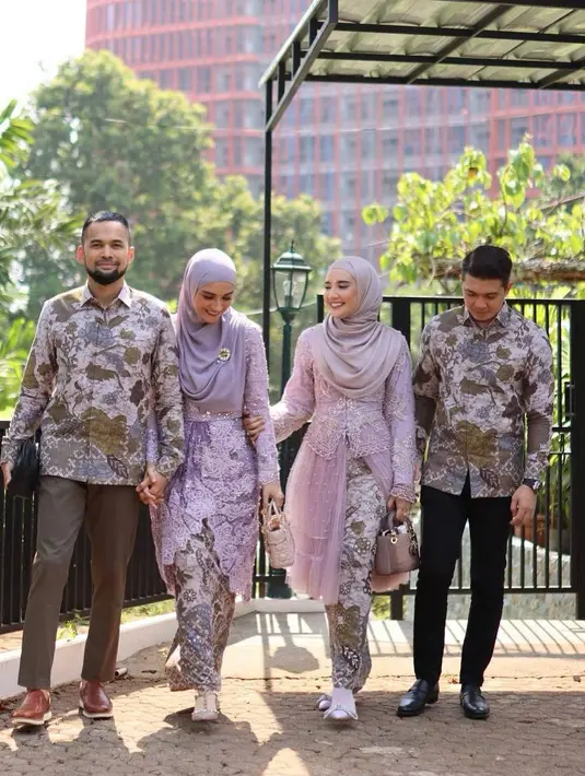 Sedangkan Zaskia Sungkar memilih mengenakan kebaya bernuansa ungu yang senada dengan siluet yang tak kalah cantik. [Foto: Instagram/zaskiasungkar15]