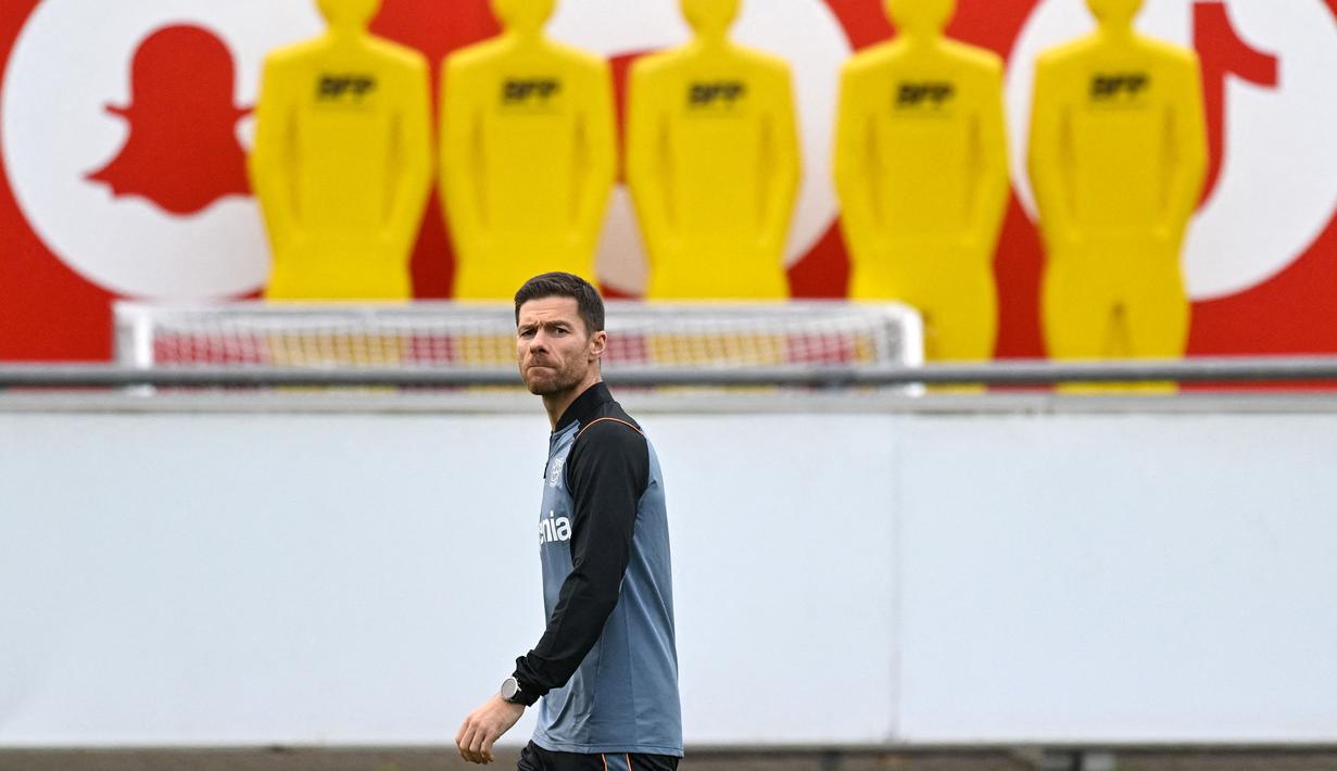 Pelatih Bayer Leverkusen, Xabi Alonso saat memimpin latihan jelang laga Grup B Liga Champions 2022/2023 di Leverkusen, Jerman, 31 Oktober 2022. (AFP/Sascha Schuermann)
