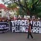 Massa Aksi Kamisan&nbsp;berjalang&nbsp;memanjang mengelilingi Bundaran Tugu Malang pada Kamis, 8 Juni 2023. Mereka menolak pembongkaran Stadion Kanjuruhan dan&nbsp;menuntut keadilan untuk korban tragedi Kanjuruhan (Liputan6.com/Zainul Ariin)