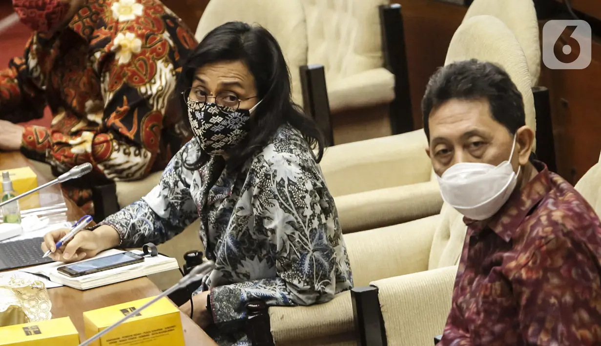 Menteri Keuangan Sri Mulyani (tengah) saat rapat kerja dengan Komisi XI DPR di Kompleks Parlemen, Senayan, Jakarta, Senin (24/8/2020). Rapat di antaranya membahas perkembangan anggaran program Pemulihan Ekonomi Nasional (PEN). (Liputan6.com/Johan Tallo)