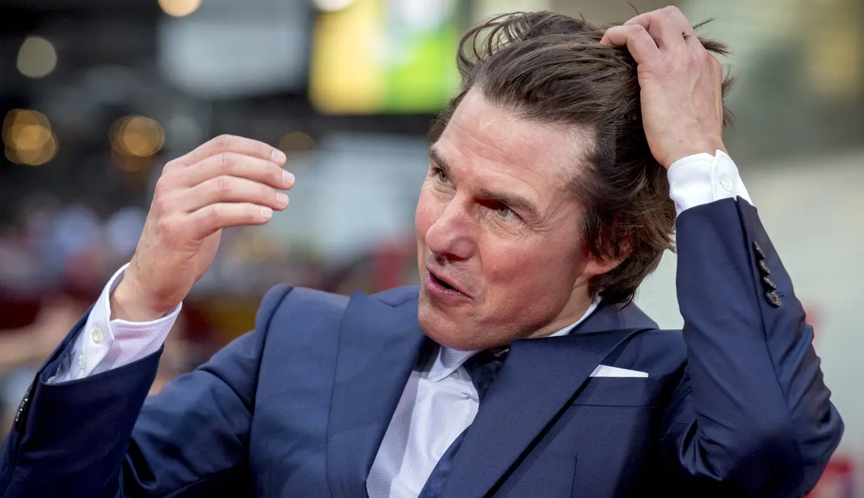 Aktor  Hollywood, Tom Cruise memakai tuxedo berwarana biru gelap saat acara pemutaran perdana film "Mission Impossible : Rogue Nation" di New York, AS, Senin (27/7/ 2015). Film ini disutradarai oleh Christopher McQuarrie. (REUTERS/Brendan McDermid)