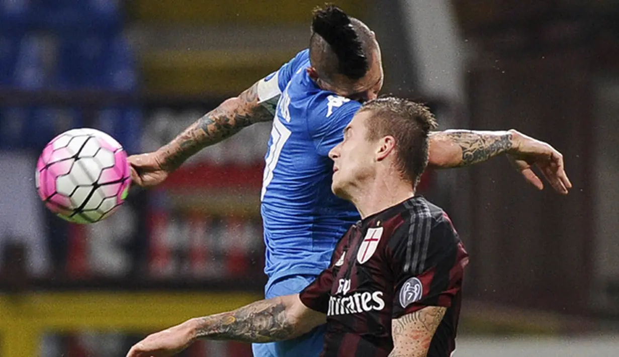 Gelandang AC Milan, Juraj Kucka (kanan) berebut bola udara dengan gelandang Napoli, Marek Hamsik pada Lanjutan liga Italia di Stadion San Siro (4/10/2015). AC Milan Kalah telak atas Napoli dengan skor 0-4. (REUTERS/Giorgio Perottino)