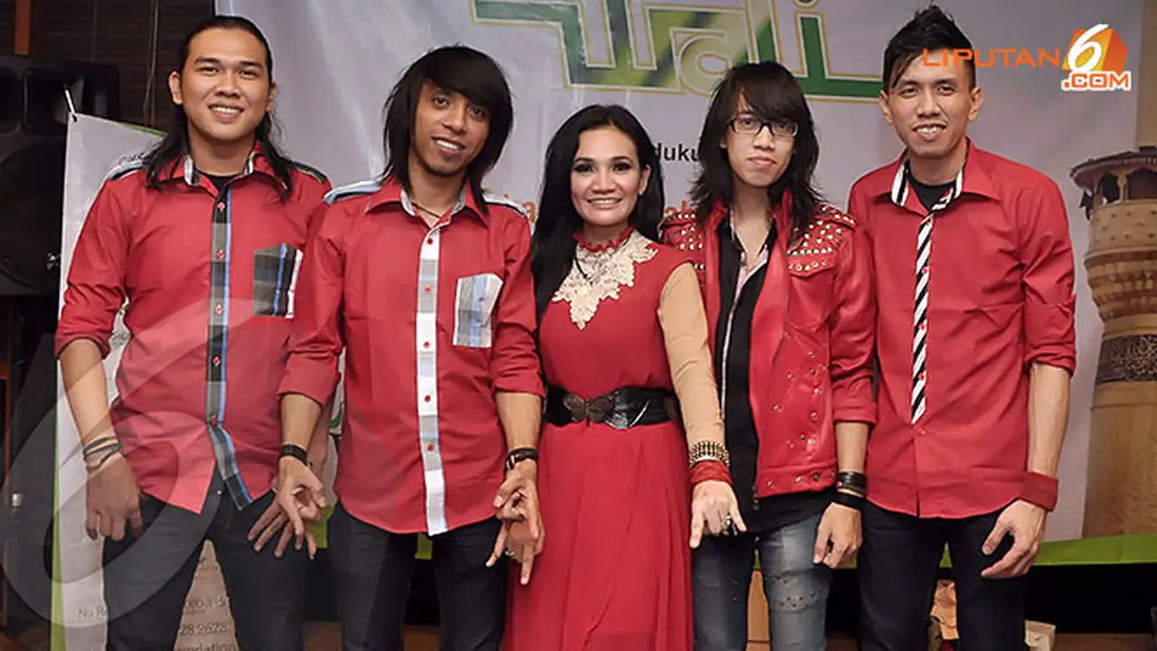 arlodia-band-130723b.jpg
