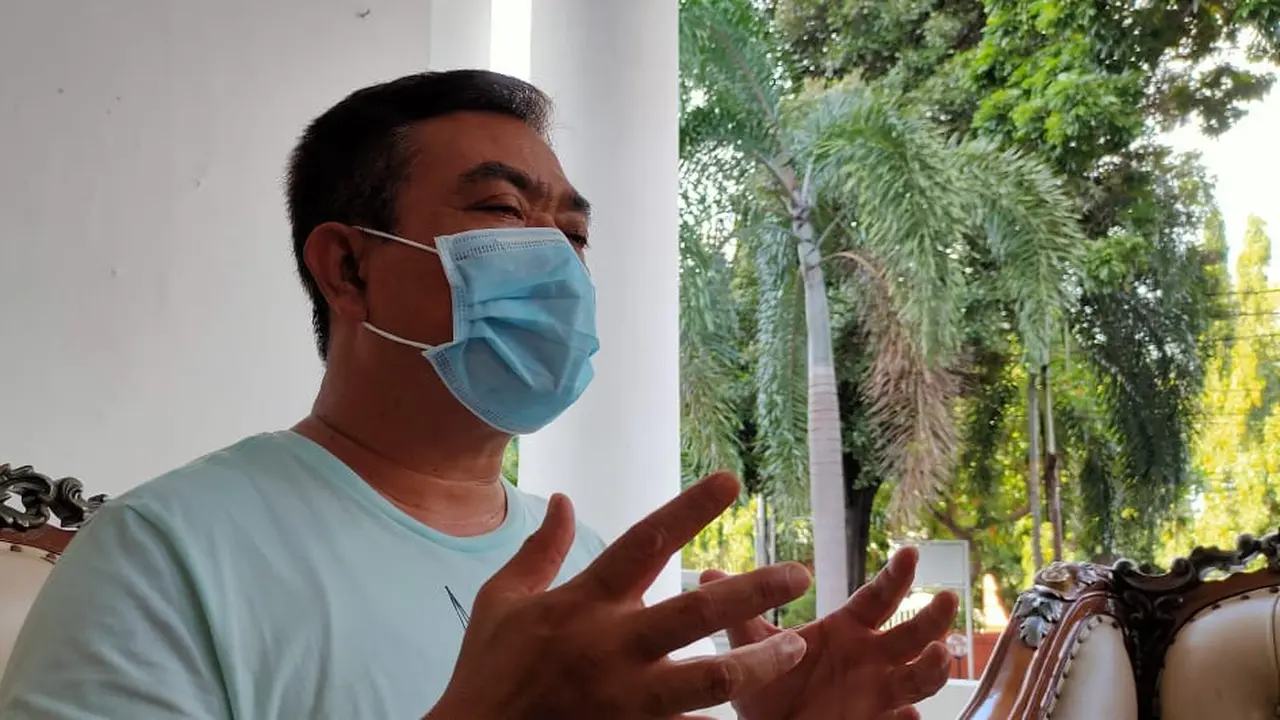Wali Kota Cirebon, mengumumkan satu pasien positif Covid-19 Kota Cirebon meninggal dunia. (Foto: Liputan6.com/Panjir Prayitno)