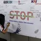 Petugas KAI Commuter menandatangani banner kampanye pencegahan tindak kekerasan dan pelecehan seksual di Stasiun Tanah Abang, Jakarta, Rabu (29/6/2022). KAI Commuter melakukan kampanye tersebut untuk menggugah kesadaran masyarakat agar tidak melakukan tindakan kekerasan dan pelecehan seksual di transportasi umum, khususnya KRL. (Liputan6.com/Johan Tallo)