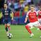 Bek Paris Saint-Germain asal Ekuador, Willian Pacho (#51), mengoper bola di depan gelandang Arsenal FC asal Norwegia, Martin Odegaard (#8), dalam pertandingan final Liga Champions antara PSG dan Arsenal FC di Puskas Arena, Budapest, pada 30 Mei 2026. (Foto: NICOLAS TUCAT / AFP.)