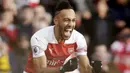 Striker Arsenal, Pierre-Emerick Aubameyang, melakukan selebrasi usai membobol gawang Burnley FC pada laga Premier League di Stadion Emirates, Sabtu (22/12). Arsenal menang 3-1 atas Burnley FC. (AP/Tim Ireland)
