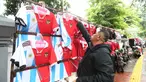 Tak ingin kehilangan momen, beberapa pedagang tampak bertebaran di sekitar area Stadion Utama Gelora Bung Karno  (SUGBK), Senin (19/6/2023) untuk menjajakan dagangannya berupa pernak-pernik pertandingan antara Timnas Indonesia menghadapi Argentina. Pernak-pernik berupa jersey, jaket dan syal dengan harga terjangkau tampak menarik minat beberapa suporter yang melintas. (Bola.com/M Iqbal Ichsan)