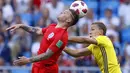 Bek Inggris, Kieran Tripper, duel udara dengan bek Swedia, Ludwig Augustinsson, pada laga perempat final Piala Dunia di Samara Arena, Samara, Sabtu (7/7/2018). Inggris menang 2-0 atas Swedia. (AP/Alastair Grant)