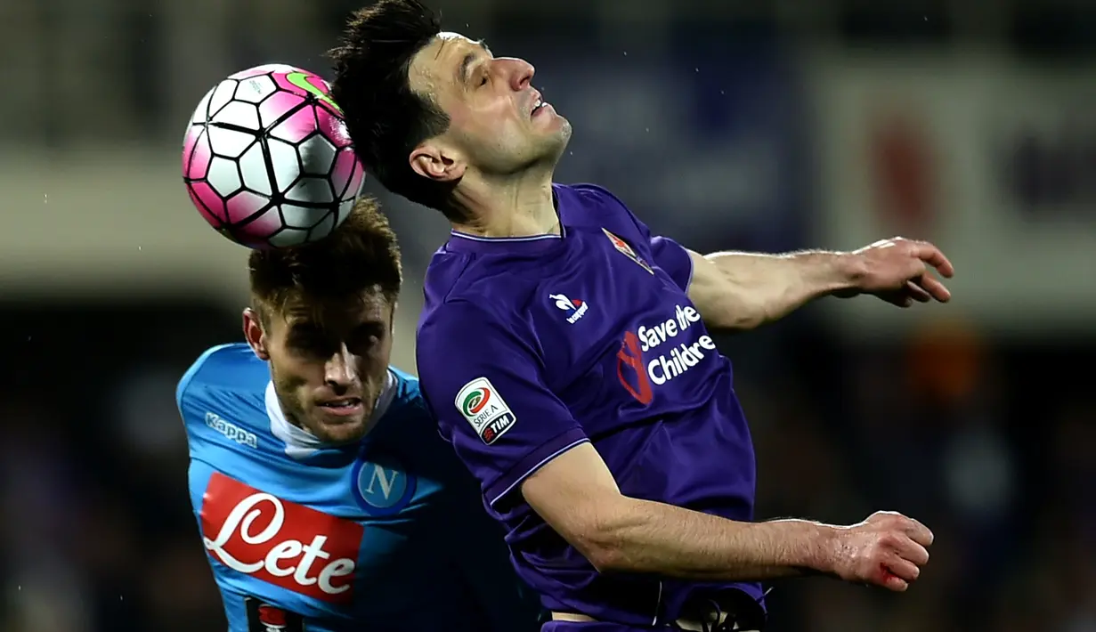 Pemain Napoli, Juan Camilo Zuniga (kiri), berebut bola dengan pemain Fiorentina, Nikola Kalinic, dalam laga Serie A Italia di Stadion Artemio Franchi, Firenze, Selasa (1/3/2016) dini hari WIB. (AFP/Alberto Pizzoli)