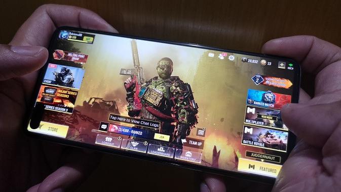Bermain gim Call of Duty Mobile di Huawei P40. (Liputan6.com/Agustinus M. Damar)
