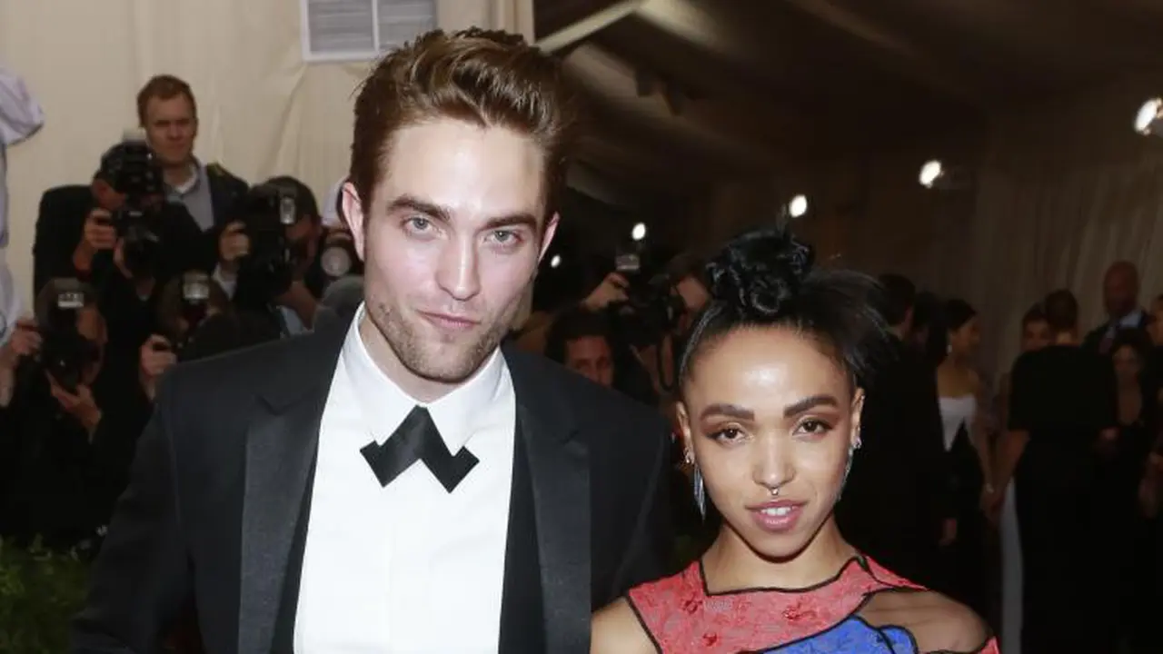 [Bintang] Robert Pattinson dan FKA Twigs