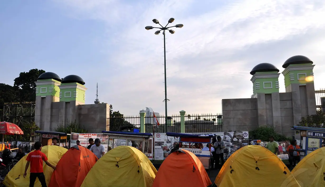 Sejumlah tenda tampak berdiri berjejer di depan gedung DPR RI, Jakarta, (23/9/14). (Liputan6.com/Miftahul Hayat)