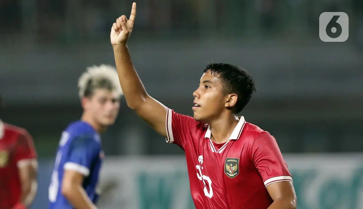 Pemain tengah Timnas Indonesia U-19, Razza Fachrezi Aziz usai menjebol gawang Filipina U-19 pada lanjutan penyisihan grup A Piala AFF U-19 2022 di Stadion Patriot Candrabhaga, Bekasi, Jawa Barat, Jumat (8/7/2022). Timnas Indonesia U-19 tampil menyerang dan unggul 5-1 atas Filipina U-19. (Liputan6.com/Helmi Fithriansyah)