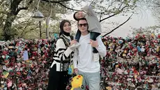 Melalui akun Instagram, Citra Kirana dan Rezky Aditya tampak mengunggah foto liburan di Korea Selatan. Momen liburan keduanya bersama sang putra pun berhasil mencuri perhatian netizen. (Liputan6.com/IG/@citraciki)