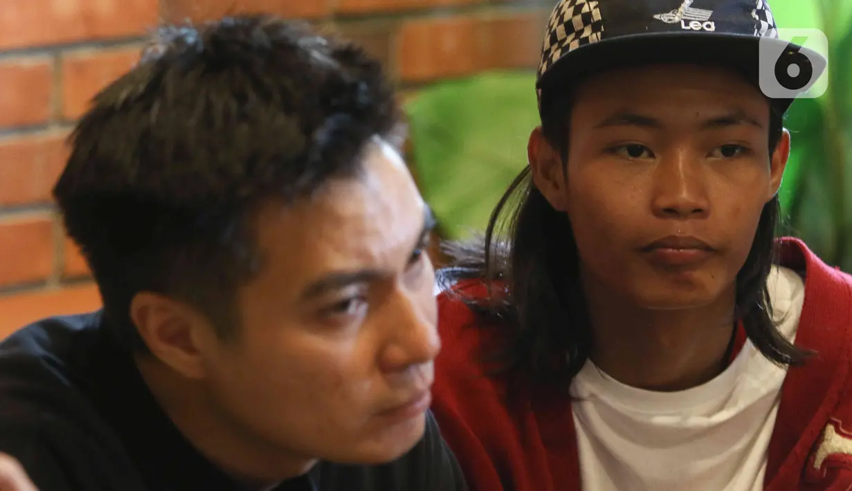 Baim Wong dan Bonge saat konferensi pers terkait Citayam Fashion Week di kawasan Tanah Kusir, Jakarta Selatan, Selasa (26/7/2022). Baim Wong dan Paula Verhoeven telah sepakat untuk mencabut Citayam Fashion Week yang telah didaftarkan di Pangkalan Data Kekayaan Intelektual (PDKI) Kemenkumham setelah menuai pro dan kontra.  (Liputan6.com/Herman Zakharia)
