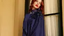 Ibu dua anak ini terlihat menawan dengan perpaduan busana deep blue dan ginger hair [@tasyafarasya]