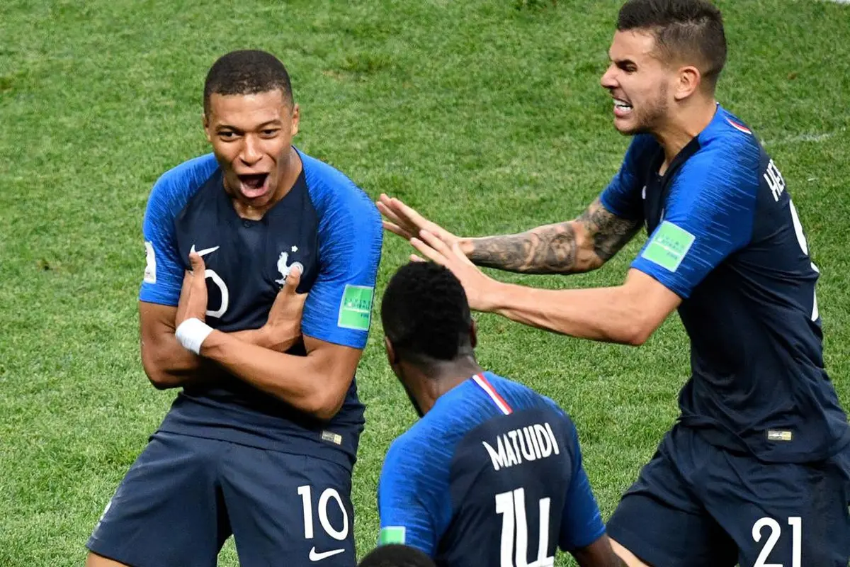 [Bintang] Prancis Juara Piala Dunia 2018, Pria Ini Tepati Nazar dengan Ngepel Alun-alun