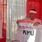 Cawagub Jabar nomor urut 4 , Dedi Mulyadi menggunakan hak suaranya dalam Pilkada Jabar 2018. (Liputan6.com/Abramena)
