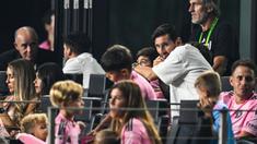 Lionel Messi hanya puas menyaksikan Inter Miami dari pinggir lapangan saat laga perempat final Leagues Cup 2025 melawan Tigres UANL di Chase Stadium, Florida, Amerika, Rabu (20/08/2025) waktu setempat. (AFP/Chandan Khanna)