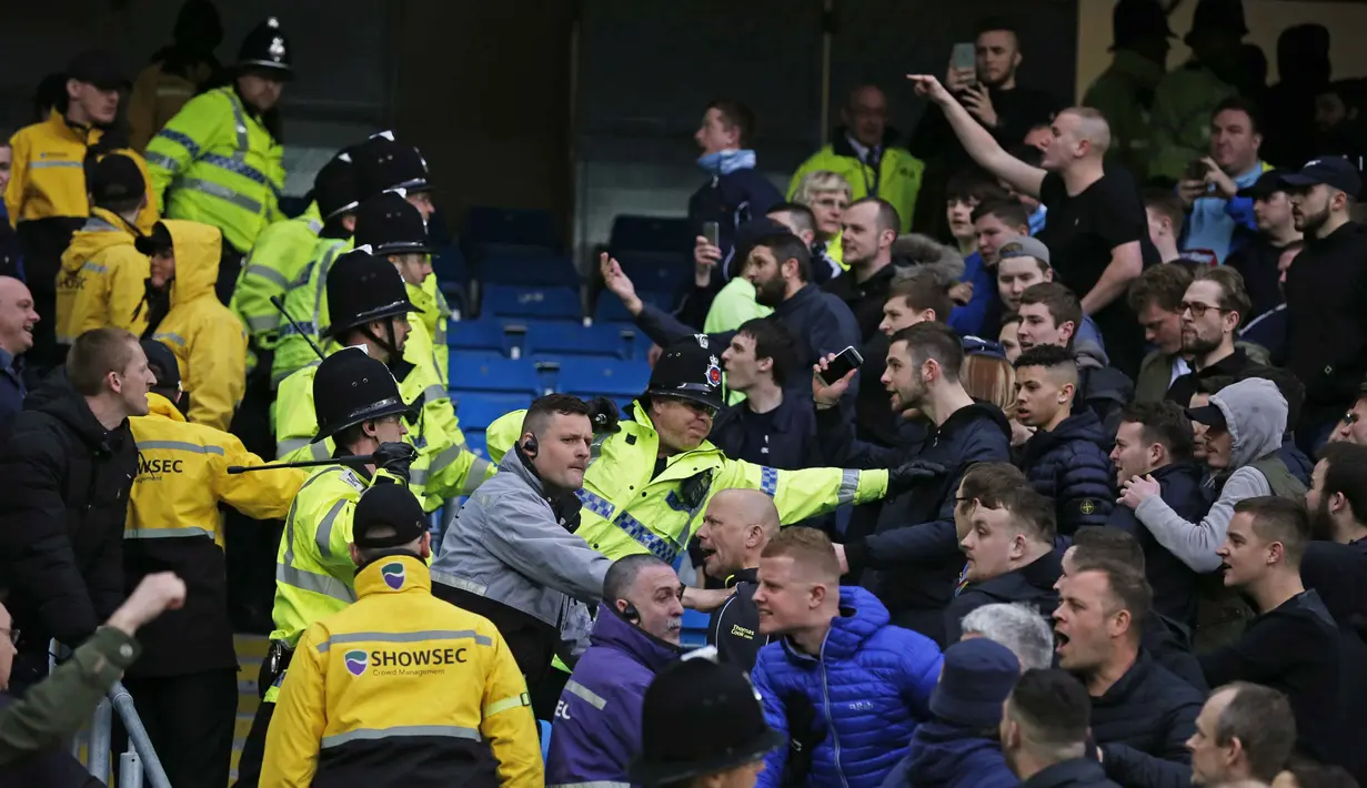 Fans Manchester City bersitegang dengan fans Manchester United pada lanjutan Liga Inggris pekan ke-31 di Stadion Etihad, Manchester, Minggu (20/3/2016). (Reuters/Phil Noble)