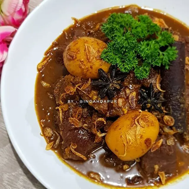 Sepiring daging kecap empuk dengan telur
