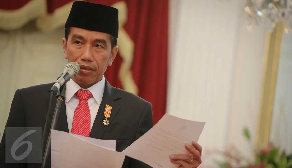 Presiden Jokowi memberikan pernyataan pers terkait kecelakaan Pesawat Trigana di Papua, Jakarta, Senin (17/8/2015). Presiden telah menugaskan tim taktis untuk mengevakuasi Pesawat Trigana Air yang jatuh. (Liputan6.com/Faizal Fanani)