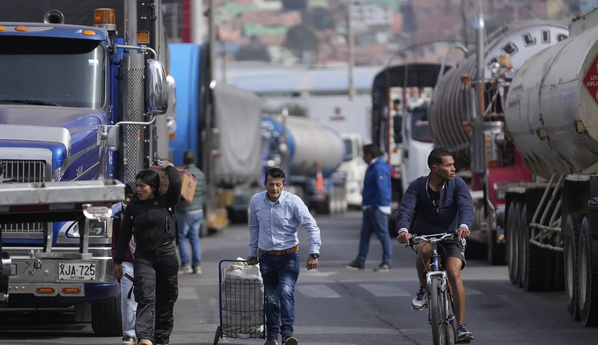 Pada hari Sabtu, pemerintah menaikkan harga bahan bakar diesel menjadi sekitar $2,90 per galon, atau naik 50 sen, setelah melakukan berbagai pertemuan dengan serikat-serikat pengemudi truk. (AP Photo/Fernando Vergara)
