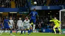 Pemain Chelsea, Antonio Ruediger berusaha mencetak gol ke gawang Everton pada babak keempat Piala Liga Inggris di Stamford Bridge, Kamis (26/10). The Blues –julukan Chelsea- sukses mengalahkan Wayne Rooney dan kawan-kawan, 2-1. (AP/Alastair Grant)