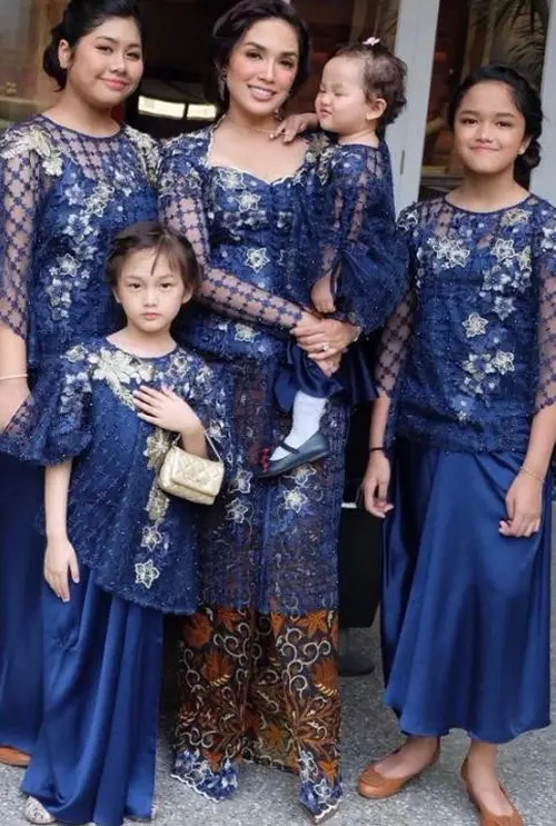 7 Ide Model Baju Anak Brokat Kombinasi Satin ala Anak Artis