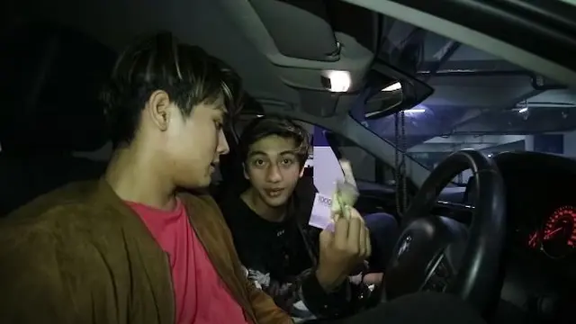 6 Potret Isi Mobil Mewah Rizky Billar, Banyak Baju dan Ada Sajadah