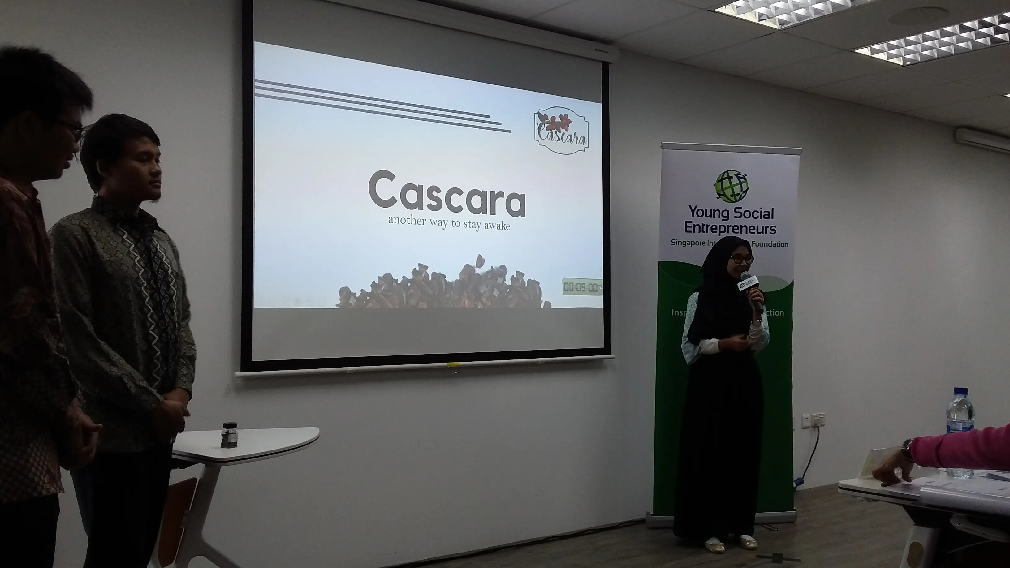 Tim wirausaha sosial Cascara sedang mempresentasikan program di ajang Young Social Entrepreneurs 2018 di Singapura. (Liputan6.com/Anri Syaiful)