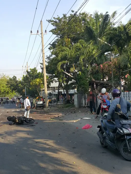 Seorang wanita menjadi korban ledakan bom di salah satu gereja di Surabaya, Minggu (12/5). Ledakan bom terjadi di tiga gereja, yaitu Gereja Santa Maria, GKI Wonokromo Diponegoro, dan Gereja di Jalan Arjuno. (Liptan6.com/Istimewa)