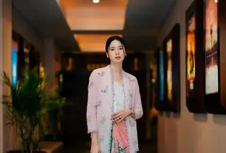 Kebaya encim bordir bunga kecil dijadikan Laura Basuki sebagai outer untuk tank top putih. @laurabas.