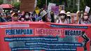 Dalam aksi unjuk rasa tersebut, mereka juga membawa sebuah plakat yang menampilkan data statistik kekerasan terhadap perempuan pada tahun 2023 yang dilaporkan di 38 provinsi di Indonesia. (BAY ISMOYO/AFP)
