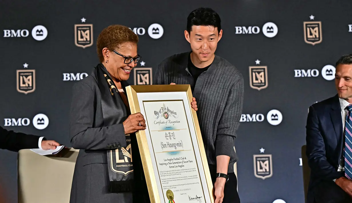 Son Heung-min mengaku bangga bisa bergabung dengan klub yang memiliki ambisi besar. (Frederic J. Brown/AFP)