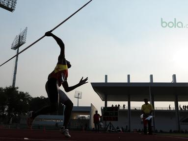 Atlet Lempar Lembing asal Papua, Arnoldus Kaize saat melakukan lemparan pada nomor Lempar Lembing kejuaraan Nasional Atletik 2018 di Stadion Madya (8/5/2018). Kejurnas Atletik berlangsung dari tanggal 8-12 Mei 2018. (Bola.com/Nick Hanoatubun)