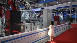 Acara global ini menyatukan lebih dari 140 perusahaan robot domestik dan internasional terkenal, menampilkan berbagai teknologi dan inovasi mutakhir. (WANG Zhao/AFP)