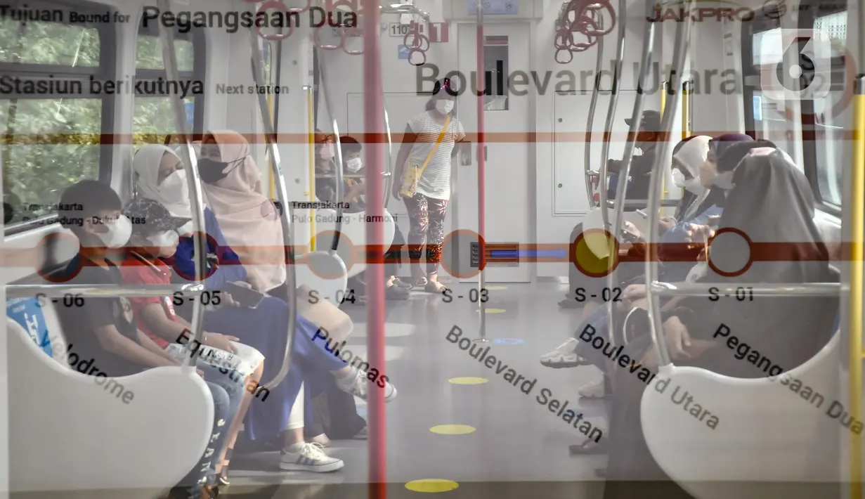 Refleksi gambar memperlihatkan warga menaiki transportasi Light Rail Transit (LRT) Jakarta, Rabu (22/6/2022). Layanan gratis tarif angkutan umum seperti Transjakarta, MRT, LRT dalam rangka merayakan HUT ke-495 DKI Jakarta disambut antusias oleh warga yang ingin menikmatinya bersama keluarga. (merdeka.com/Iqbal S. Nugroho)