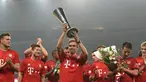 Bek Bayern Muenchen Philipp Lahm (Tengah) mengangkat piala usai pertandingan persahabatan Audi Football Summit 2015 di Stadion Shanghai, Cina, Selasa, (21/07 2015). Bayern menang atas Inter Milan dengan skor 1-0. (AFP PHOTO/JOHANNES EISELE)