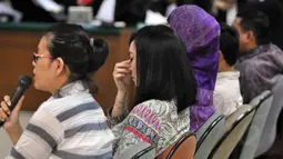 Mantan Putri Indonesia 2001 itu sempat sesenggukan ketika berulang kali menyebut nama almarhum suaminya, Adjie Massaid saat memberi kesaksian di Pengadilan Tipikor, Jakarta, Kamis (14/8/14). (Liputan6.com/Miftahul Hayat)