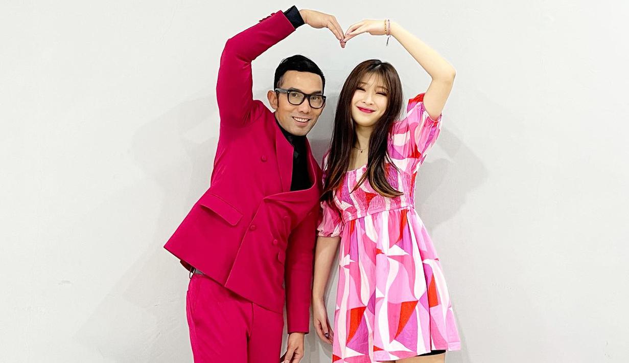 <p>Bonus foto Indra Herlambang dan Yuri yang merupakan penerjemah dalam acara ini. "Thank you @yuriiaw for having my back on stage and for the cool dance off stage!" kata Indra. (Foto: Instagram/ indraherlambang)</p>