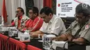 Sekjen PDIP Hasto Kristiyanto (dua kiri) membuka workshop tentang peta rawan bencana Indonesia di Kantor DPP PDIP, Jakarta, Kamis (13/12). Indonesia dianggap harus siap menghadapi bencana karena berada pada ring of fire. (Liputan6.com/Faizal Fanani)